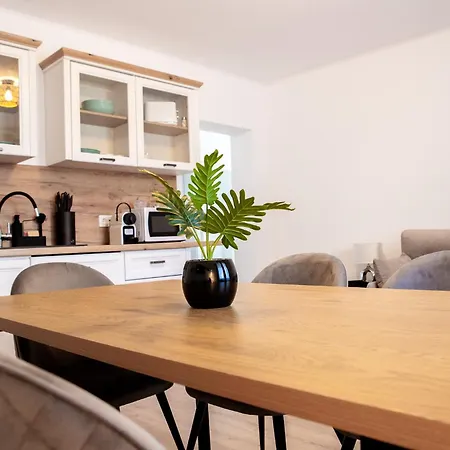 Major Apartmanhaz * ティハニ