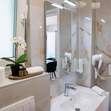 Major Apartmanhaz ティハニ