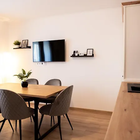 Major Apartmanhaz ティハニ