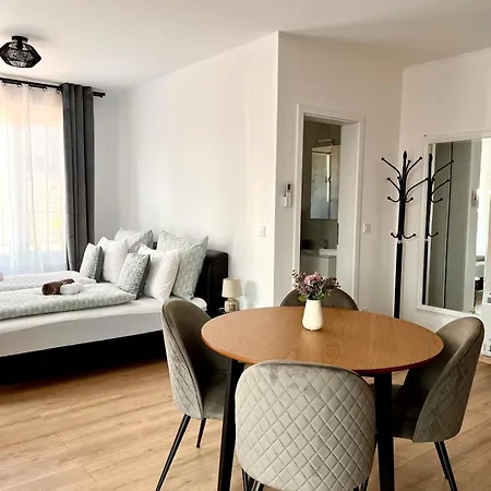 Major Apartmanhaz ティハニ